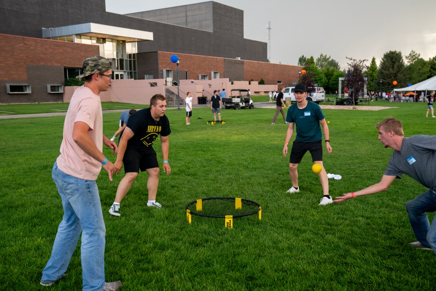 Freshman students play Spikeball